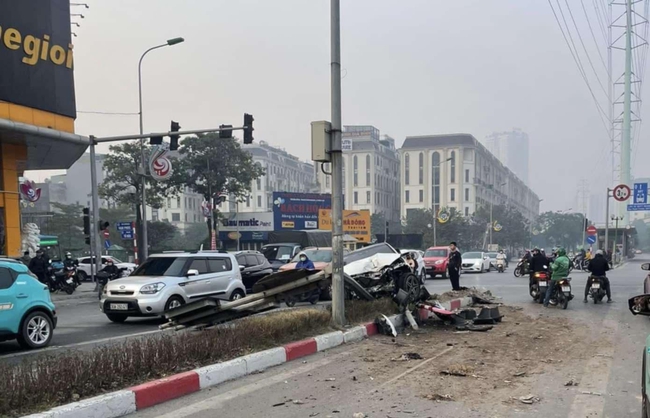 Hà Nội: Điều tra vụ xe Mercedes đâm gãy cột biển báo đường BRT- Ảnh 1.