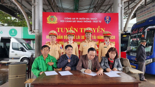 CSGT Đắk Lắk tuyên truyền, test ma túy đối với tài xế xe khách trước khi xuất bến- Ảnh 5.