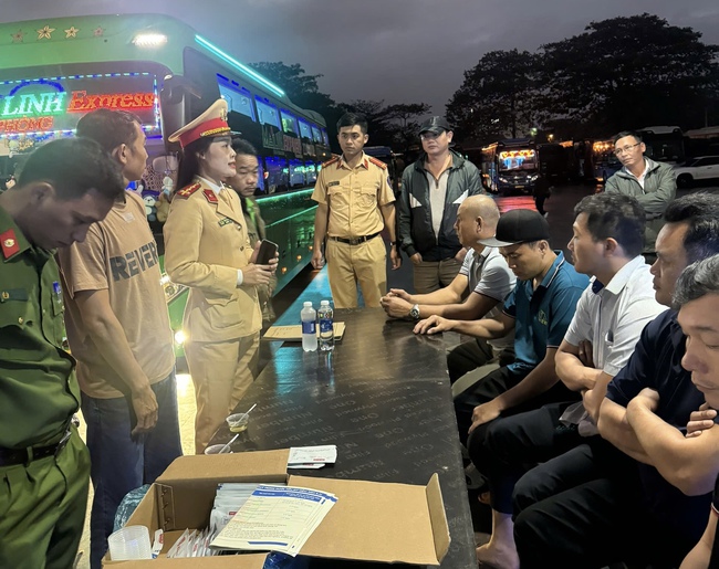 CSGT Đắk Lắk tuyên truyền, test ma túy đối với tài xế xe khách trước khi xuất bến- Ảnh 3.