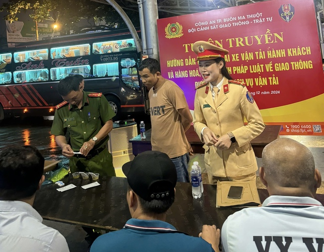 CSGT Đắk Lắk tuyên truyền, test ma túy đối với tài xế xe khách trước khi xuất bến- Ảnh 2.