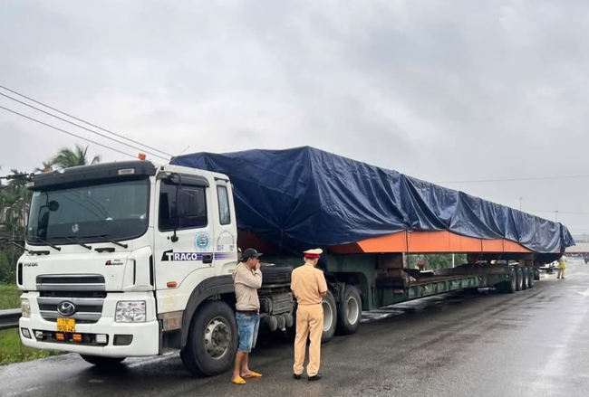 CSGT Quảng Ngãi xử phạt 158 triệu đồng đối tài xế, chủ xe chở hàng siêu trường vi phạm- Ảnh 2.