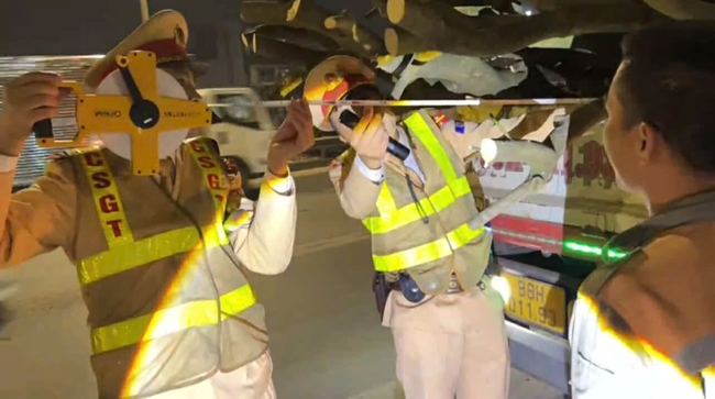 Xuyên đêm xử lý xe chở quá khổ trên đường Vành đai 3- Ảnh 1.