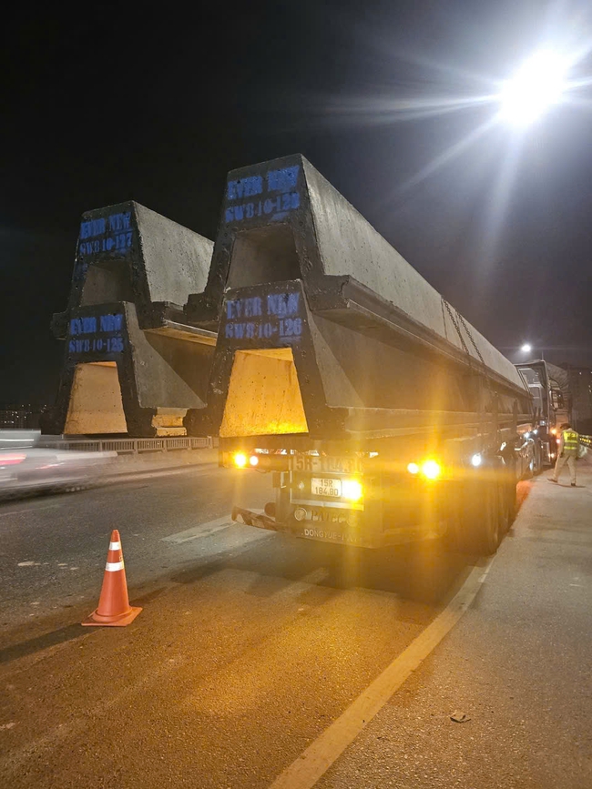 Xuyên đêm xử lý xe chở quá khổ trên đường Vành đai 3- Ảnh 2.