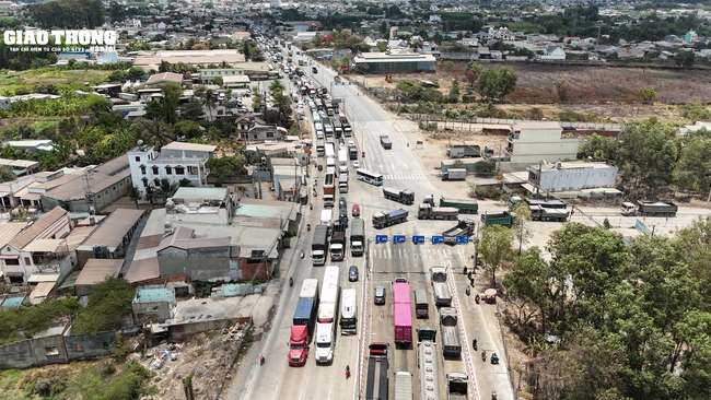 “Xếp hàng” di chuyển nhọc nhằn trên QL51- Ảnh 2.