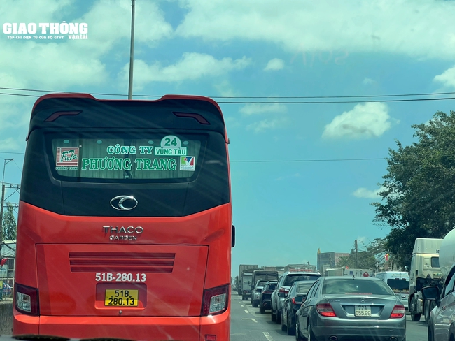 “Xếp hàng” di chuyển nhọc nhằn trên QL51- Ảnh 1.