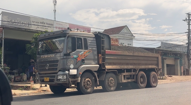 Xe ben chở đá có 