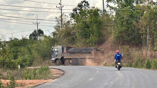 Xe ben chở đá có 