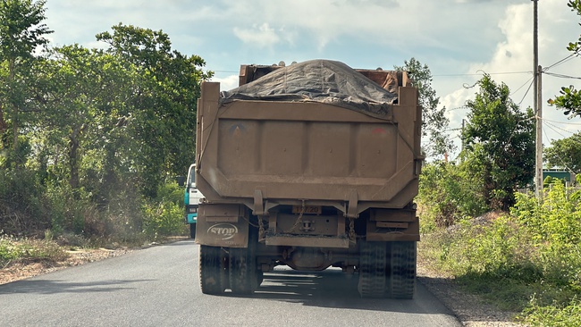 Xe ben chở đá có 