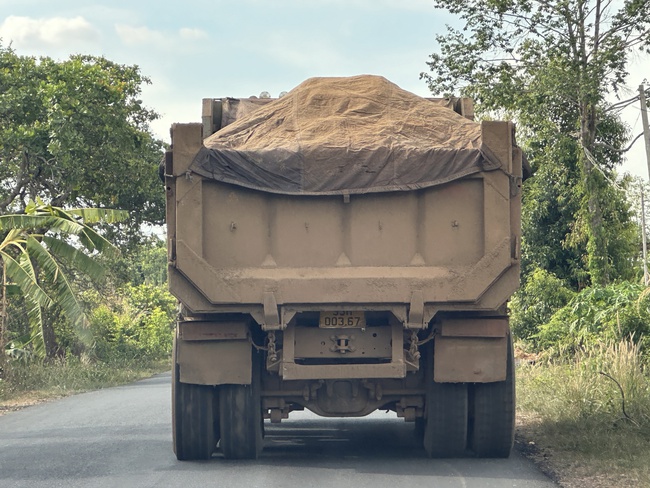 Xe ben chở đá có 