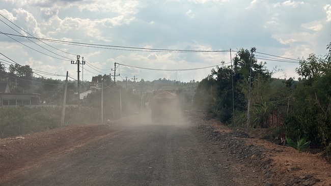 Xe ben chở đá có 