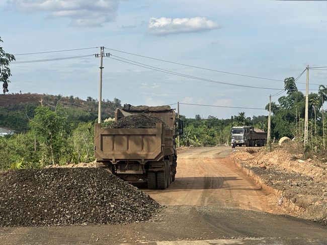 Xe ben chở đá có 