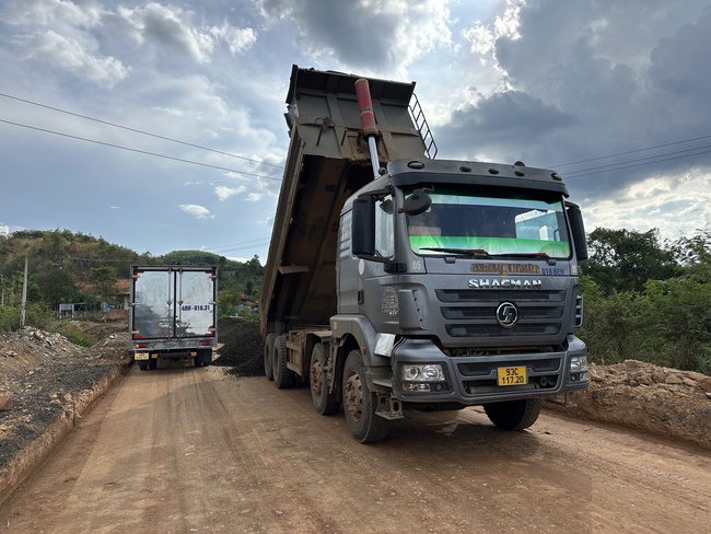 Xe ben chở đá có 