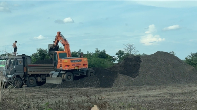 Xe ben chở đá có 