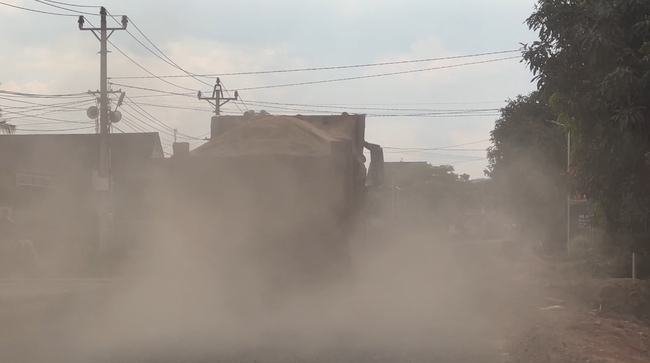 Xe ben chở đá có 