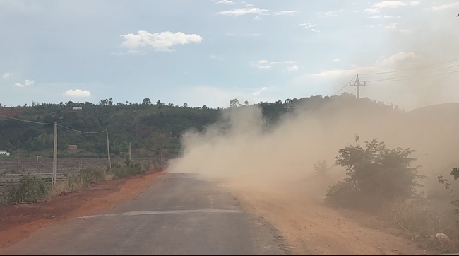 Xe ben chở đá có 