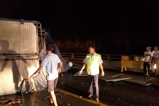 Đà Nẵng: Hai ô tô tải tông nhau, 1 người bị thương, 1 ô tô rơi xuống lòng cầu- Ảnh 1.