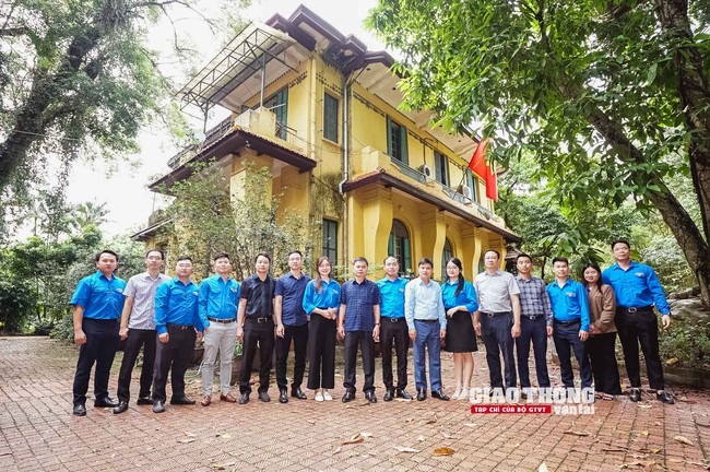 Tuổi trẻ ngành GTVT dâng hương tưởng nhớ Đại tướng Võ Nguyên Giáp- Ảnh 5.