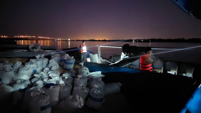 Mật phục bắt quả tang nhóm đối tượng trộm cắp tài sản trên sông lúc nửa đêm- Ảnh 1.