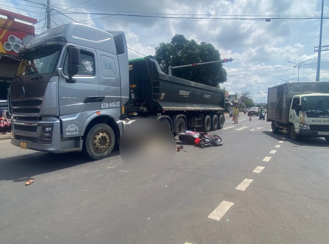 Video hiện trường va chạm với xe đầu kéo trên đường Hồ Chí Minh qua Đắk Lắk, 2 vợ chồng đi xe máy thương vong- Ảnh 1.