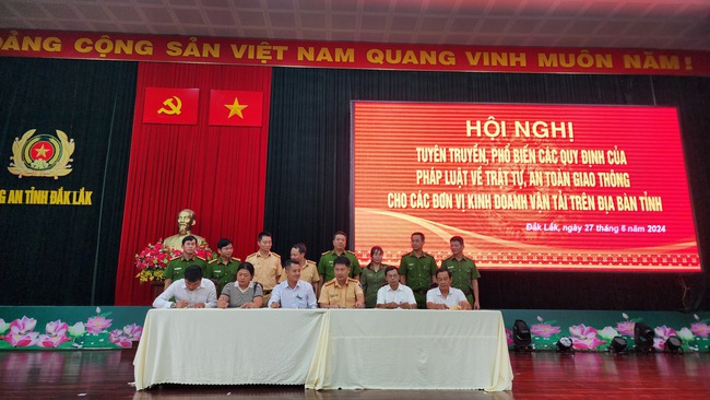 Đắk Lắk: 90 doanh nghiệp vận tải ký cam kết không vi phạm, đảm bảo trật tự ATGT- Ảnh 4.