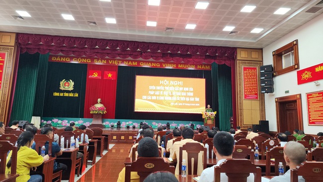 Đắk Lắk: 90 doanh nghiệp vận tải ký cam kết không vi phạm, đảm bảo trật tự ATGT- Ảnh 1.