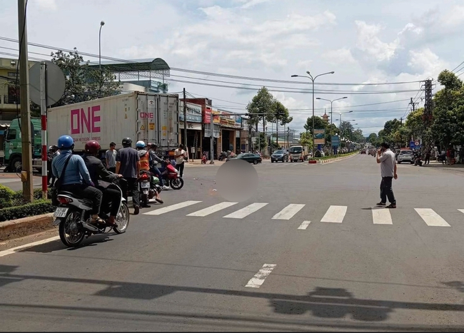 Video cận cảnh va chạm với xe đầu kéo, người đàn ông đi xe máy tử vong tại chỗ ở Gia Lai- Ảnh 1.