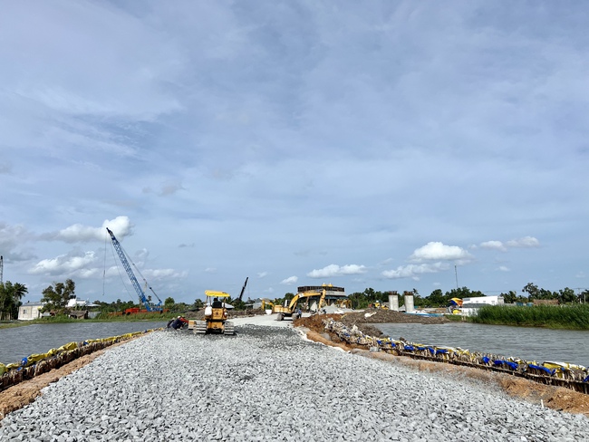 Thủ tướng Phạm Minh Chính yêu cầu làm ngay 11 nút giao vào cao tốc Cần Thơ - Cà Mau- Ảnh 2.