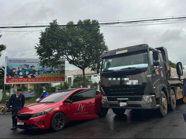Đắk Lắk: Chú rể đuổi đánh tài xế xe ben sau va chạm giao thông trên đường phố - Ảnh 1.