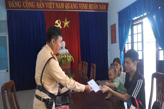 Vụ CSGT Đà Nẵng hỗ trợ gia đình đi bộ trên QL1 về Tuyên Quang: Đón nhận thêm niềm vui bất ngờ- Ảnh 2.