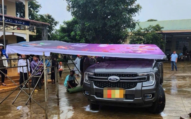 Đắk Lắk: Ô tô bán tải lùi xe trong sân trường va chạm học sinh khiến nạn nhân tử vong - Ảnh 1.