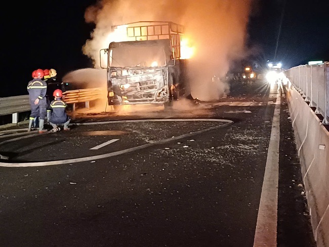 Xe tải cháy rụi trên cao tốc Vĩnh Hảo - Phan Thiết- Ảnh 1.