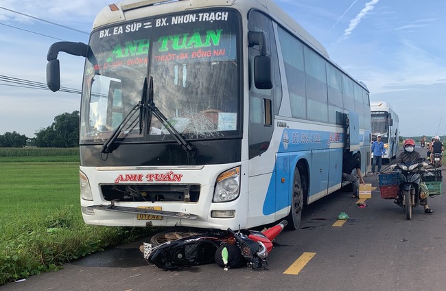 Va chạm với xe khách, 2 vợ chồng đi xe máy ở Đắk Lắk tử vong thương tâm- Ảnh 1.