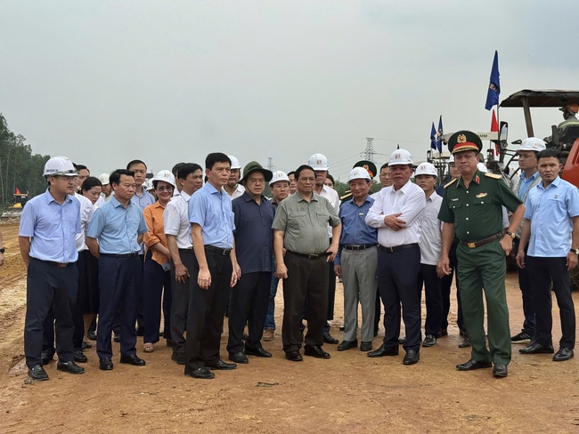 Thủ tướng Phạm Minh Chính kiểm tra tiến độ cao tốc Biên Hoà - Vũng Tàu- Ảnh 1.