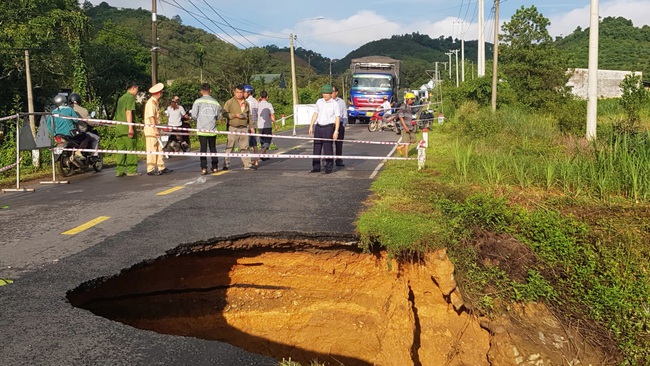 Tạm cấm các phương tiện lưu thông trên Tỉnh lộ 721 qua tỉnh Lâm Đồng do sạt lở nghiêm trọng- Ảnh 1.