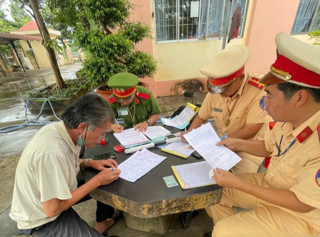 CSGT Bình Phước phát hiện tài xế ô tô vi phạm nồng độ cồn, bắt giữ người phụ nữ vận chuyển pháo nổ - Ảnh 1.