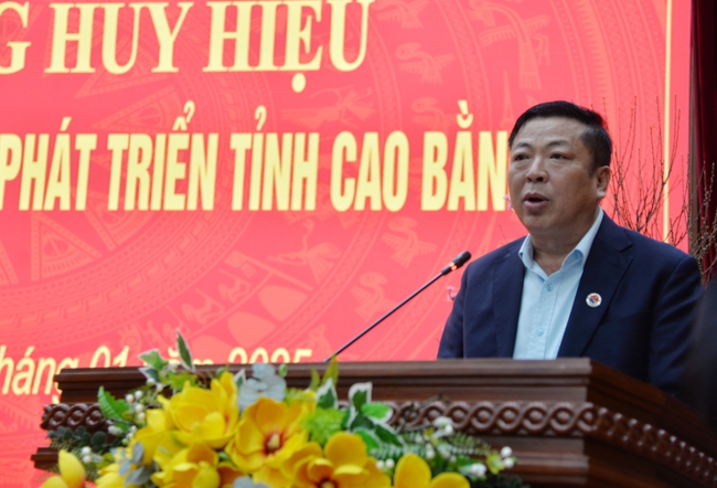 Bộ trưởng GTVT Trần Hồng Minh nhận Huy hiệu 