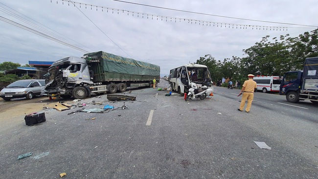 Video: Hiện trường TNGT liên hoàn trên QL1 qua Khánh Hòa khiến 1 người tử vong, nhiều người bị thương - Ảnh 1.