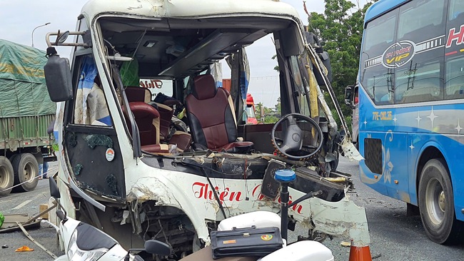 Video: Hiện trường TNGT liên hoàn trên QL1 qua Khánh Hòa khiến 1 người tử vong, nhiều người bị thương - Ảnh 2.