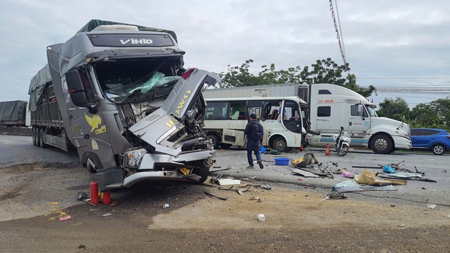 Video: Hiện trường TNGT liên hoàn trên QL1 qua Khánh Hòa khiến 1 người tử vong, nhiều người bị thương - Ảnh 4.