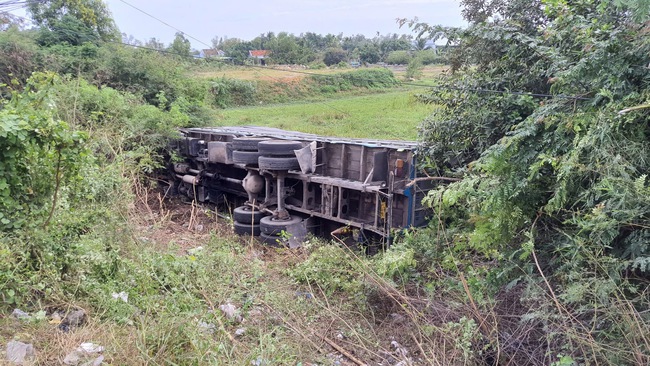 Video: Hiện trường TNGT liên hoàn trên QL1 qua Khánh Hòa khiến 1 người tử vong, nhiều người bị thương - Ảnh 3.