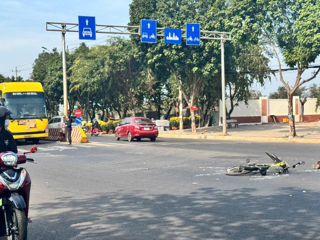 Va chạm với xe khách trên QL26 qua Đắk Lắk, người đàn ông đi xe đạp tử vong thương tâm- Ảnh 1.