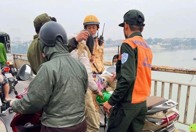 Thiếu tá CSGT kịp ngăn người mẹ ôm con trai định nhảy xuống sông Hồng- Ảnh 1.
