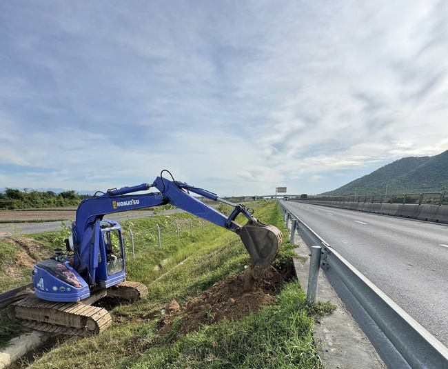 Xử lý tình trạng xói lở trên tuyến đường bộ cao tốc Vĩnh Hảo - Phan Thiết- Ảnh 1.