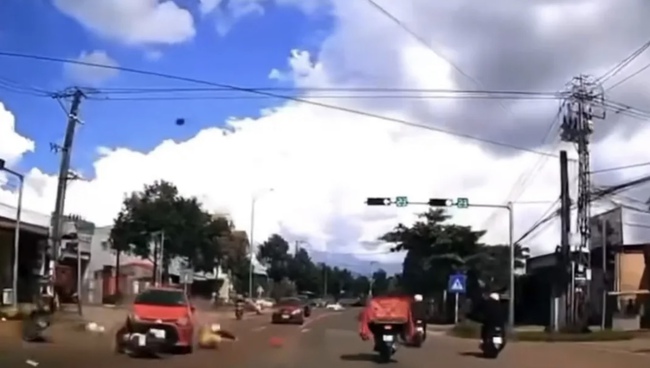 Ô tô tông liên hoàn trên Quốc lộ 19, ba người đi xe máy bị thương nặng- Ảnh 1.