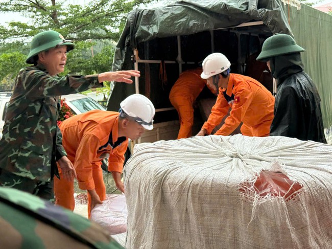 Cục Hàng hải và Đường thủy Việt Nam hỗ trợ trang thiết bị và nhân lực ứng phó đợt mưa lũ tại miền Trung- Ảnh 3.