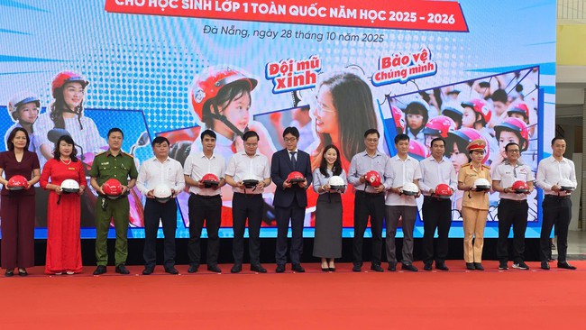 Trao tặng mũ bảo hiểm cho học sinh 1 một khu vực miền Trung- Ảnh 1.