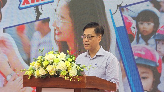 Trao tặng mũ bảo hiểm cho học sinh 1 một khu vực miền Trung- Ảnh 2.