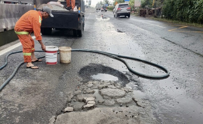 Khẩn trương khắc phục tình trạng ngập trên tuyến Quốc lộ 1 qua địa bàn TP. Cần Thơ- Ảnh 1.