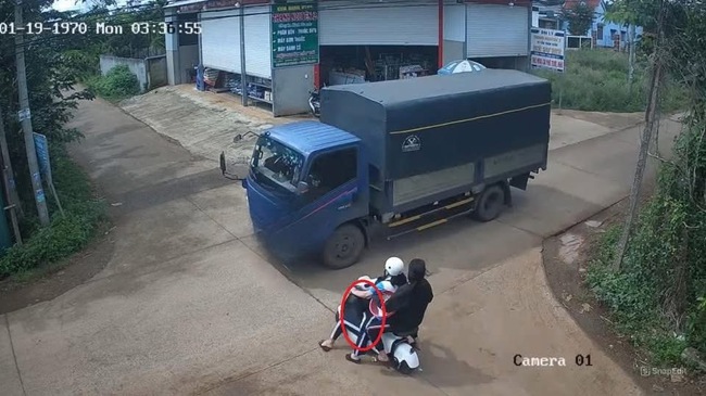 Xe tải va chạm với xe đạp điện ở Đắk Lắk khiến ba học sinh thương vong- Ảnh 1.