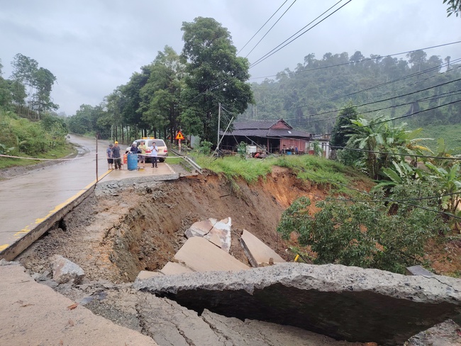 Video sạt lở taluy âm gây đứt nửa mặt nền đường Hồ Chí Minh qua địa bàn Đà Nẵng - Ảnh 2.